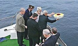 Laying a memorial wreath in the harbor at the spot where the Enoura Maru was bombed. (Photo courtesy – Taiwan Apple Daily Newspaper)