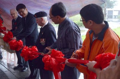 Director Chen leads the ribbon cutting